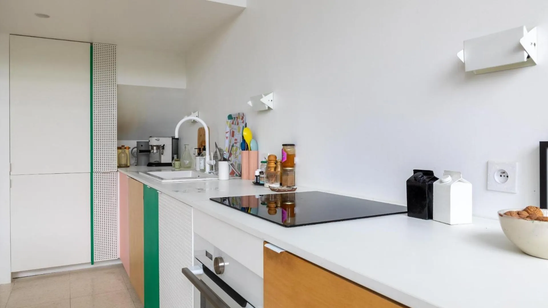 Stylish 2Bd Apartment With Balcony Belleville Paris France